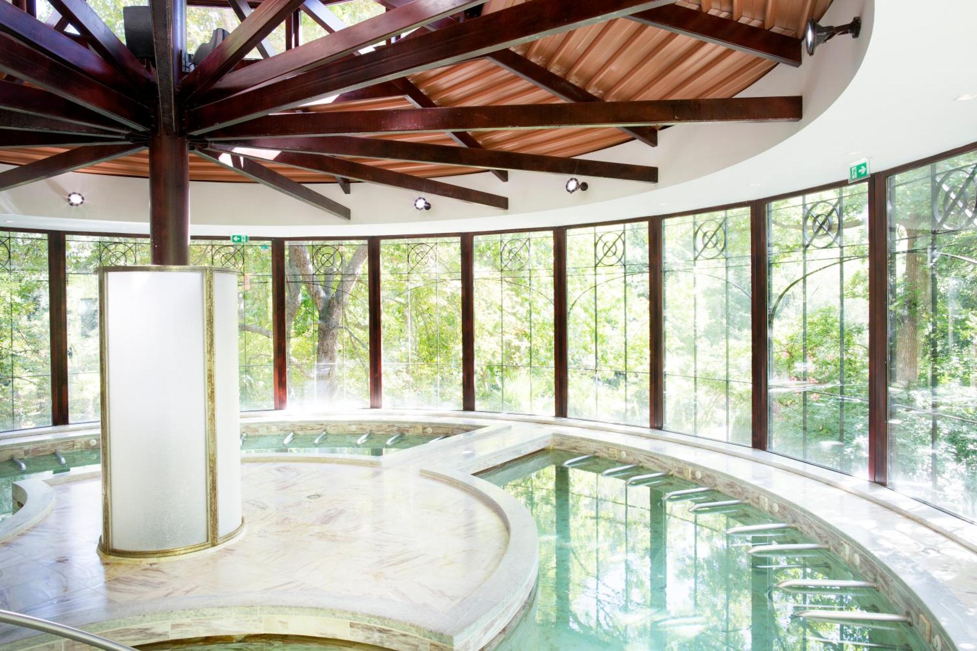 Le Grand Hotel Moltig les Bains Bagian luar foto